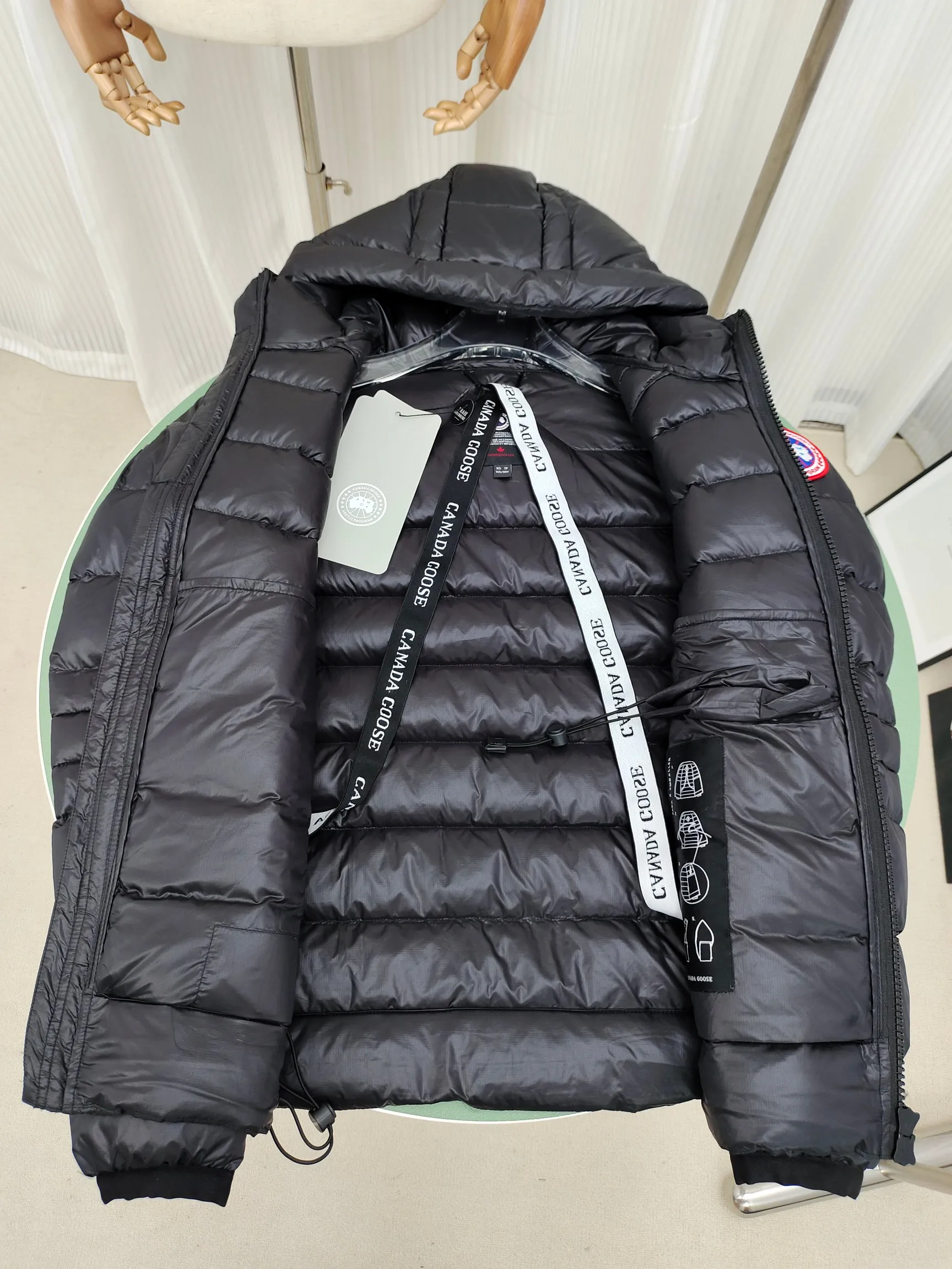P860 ————2227MB model (high version) Canada goose Canada Goose Crofton hooded light down jacket, this is a down jacket suitable for late autumn and early winter: on cold and rainy mornings, it can be used as a layer of warmth inside the rainproof jacket, and can be worn alone in the late autumn and early winter with a little bit of coolness. Filled with white duck down. The Crofton Hooded Jacket is a versatile, lightweight and versatile piece that even packs itself in for easy transport. The inner layer has removable elastic straps, making the jacket easy to carry on the shoulder and hands-free. 2 zippered hand pockets with fleece fabric on the knuckle side for softness and warmth. Color: black with black label, black with red label, ocean blue, superoxide blue, silver birch red label, silver birch black label Size: XS-2XL